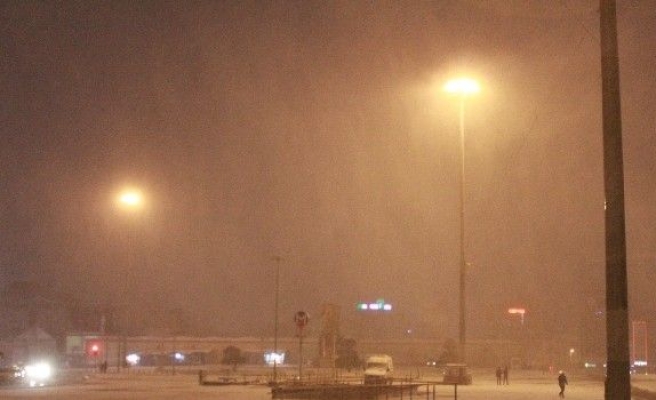 İstanbul’da Kar Gece Saatlerinde Etkisini Gösterdi