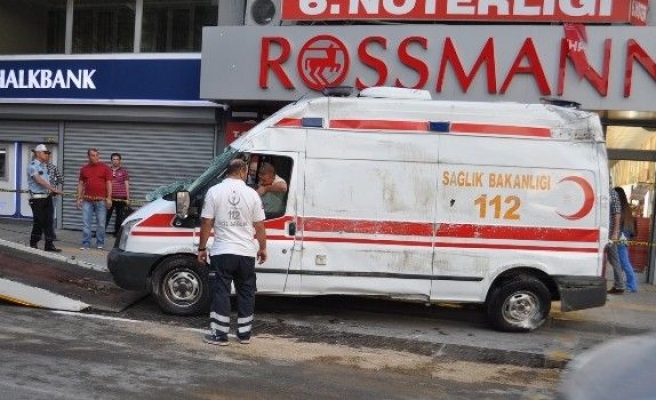 İzmir’de Ambulans Otomobille Çarpıştı: 6 Yaralı