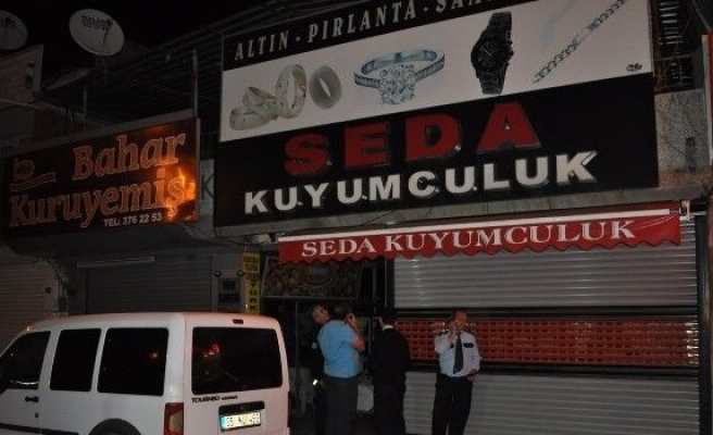 İzmir’de Kuyumcu Soydular