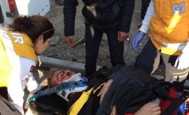 İzmir’de  Motosiklet Kazası: 2 Yaralı