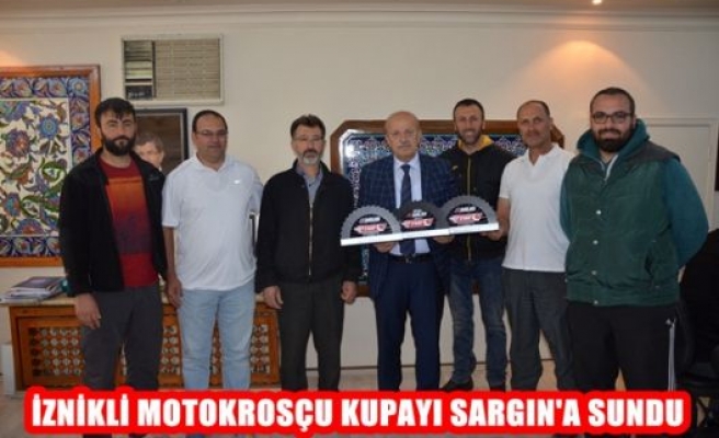 İznikli Motokrosçu Kupayı Sargın'a Sundu