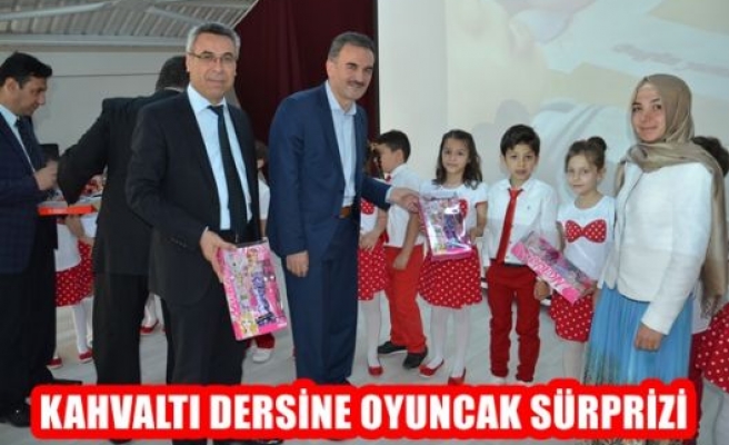 Kahvaltı Dersine Oyuncak Süprizi