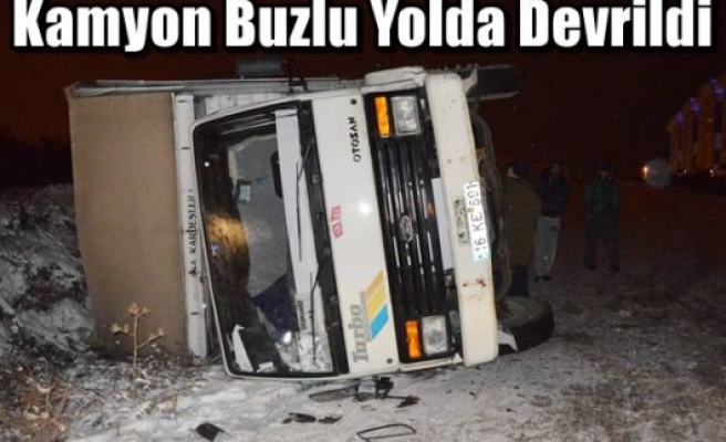 Kamyon Buzlu Yolda Devrildi