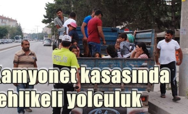 Kamyonet kasasında tehlikeli yolculuk