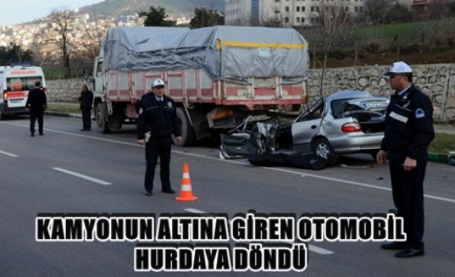 Kamyonun altına giren otomobil hurdaya döndü