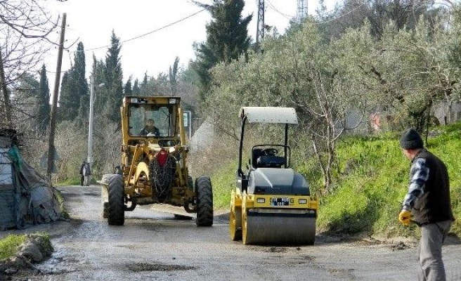 Kar Sonrası Bozulan Yollar Onarılıyor