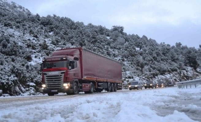 Kar Yağışı Fethiye-antalya Yolunu Kapattı