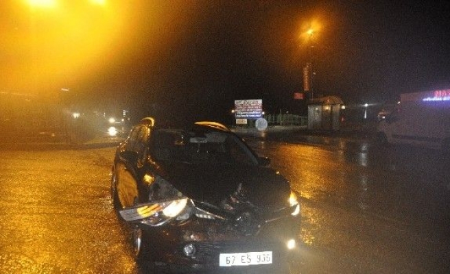 Kar Yolu Kapattı, Kayalar Otomobilin Üzerine Düştü