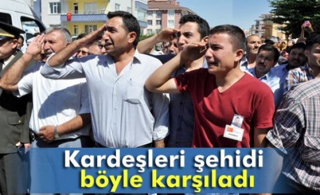 Kardeşleri şehidi asker selamı ile karşıladı