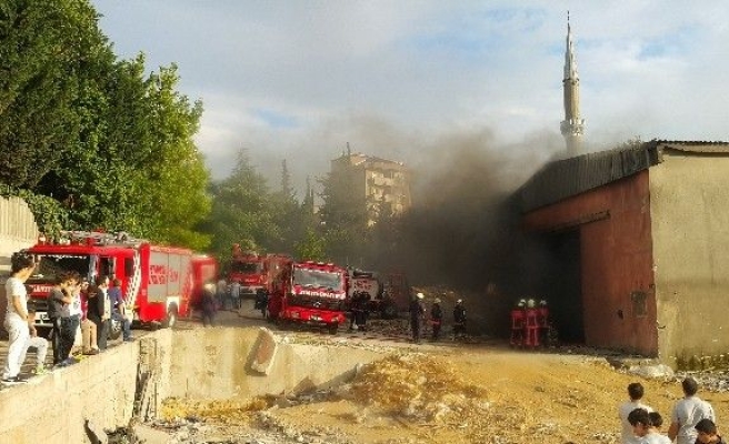 Kartal’da Eski Fabrikada Korkutan Yangın