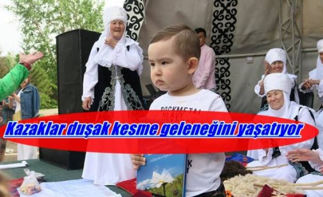 Kazaklar duşak kesme geleneğini yaşatıyor