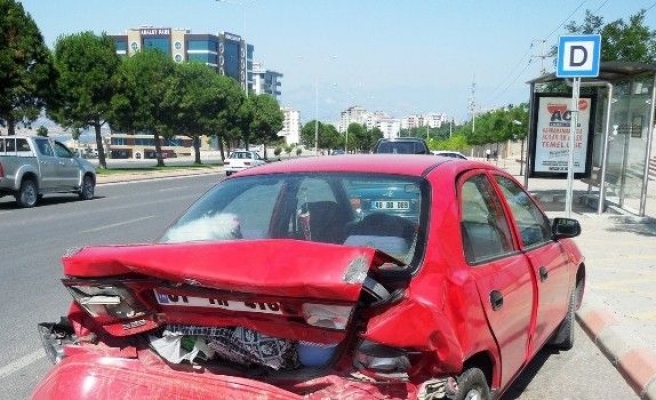 Kırmızı Işıkta Bekleyen Otomobile Çarptı: 2 Yaralı