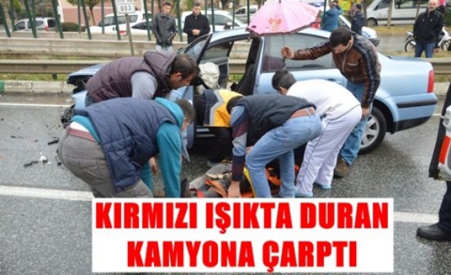 Kırmızı ışıkta duran kamyona çarptı