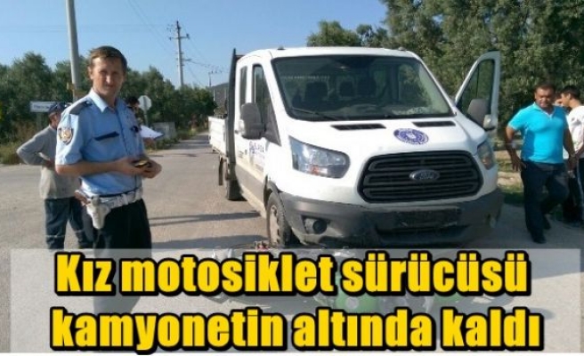 Kız motosiklet sürücüsü kamyonetin altında kaldı