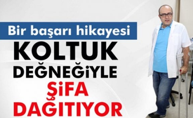 Koltuk değneğiyle şifa dağıtıyor