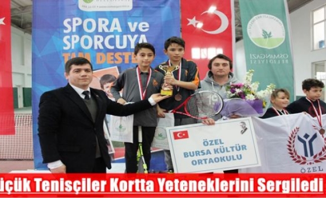 Küçük Tenisçiler Kortta Yeteneklerini Sergiledi