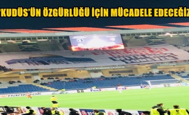 Kudüs için tribünde dev bayrak