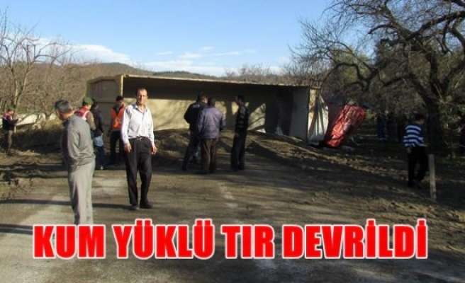 Kum yüklü tır devrildi