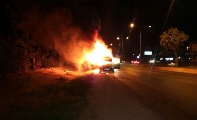 Kuşadası’nda seyir halindeki otomobil alev alev yandı