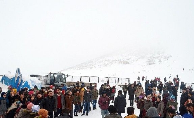 “Leğenini kap gel” etkinliğinde öğrencilerin kayma keyfi