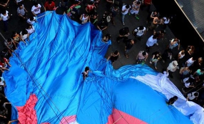 Lgbt’liler İstiklal’de 6. Trans Yürüyüşünü Gerçekleştirdi