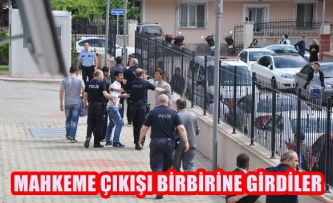 Mahkeme Çıkışı Birbirlerine Girdiler