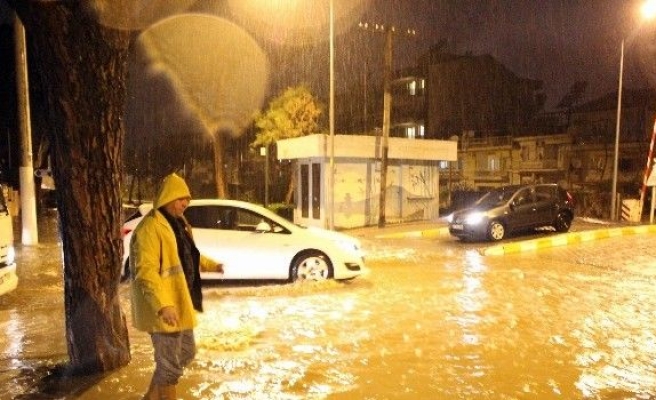 Manisa Sağanak Yağmura Teslim