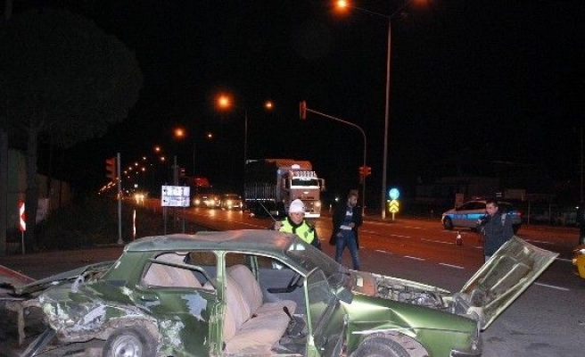 Manisa’da iki otomobil çarpıştı: 2 ağır yaralı