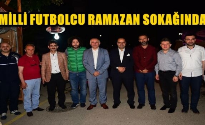 MİLLİ FUTBOLCU RAMAZAN SOKAĞINDA