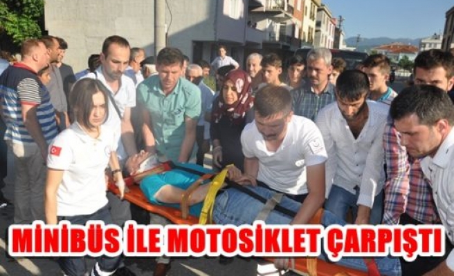 Minibüs ile motosiklet çarpıştı: 1 yaralı