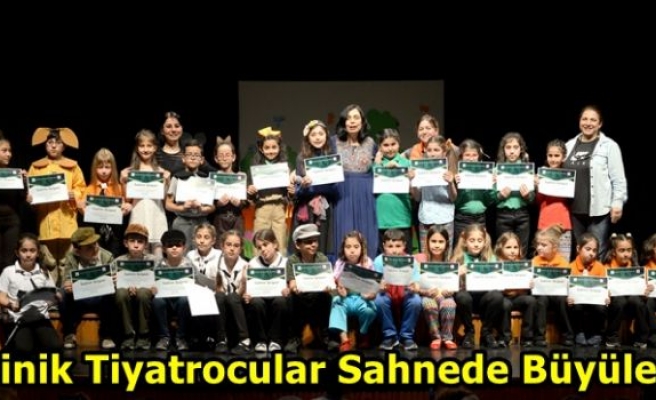 Minik Tiyatrocular Sahnede Büyüledi