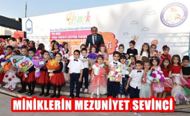 Miniklerin Mezuniyet Sevinci