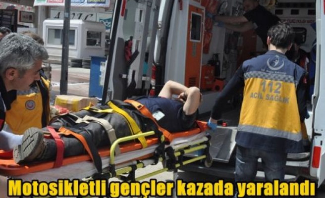 Motosikletli gençler kazada yaralandı