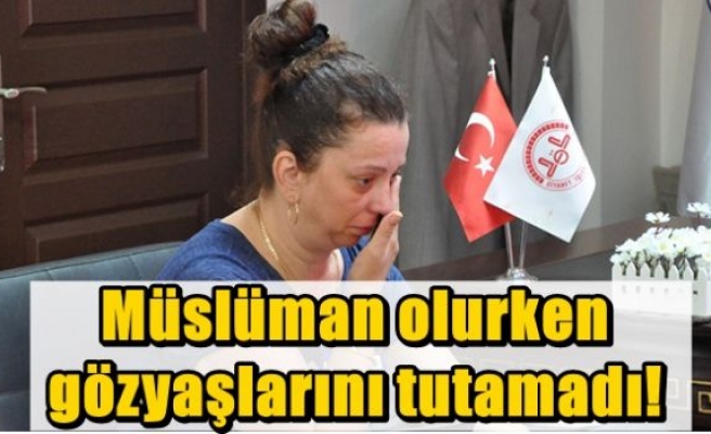 Müslüman olurken gözyaşlarını tutamadı!