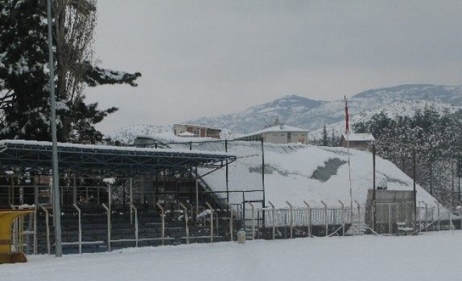 Niksar’da Tribünün Çatısı Çöktü