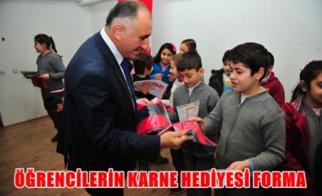 Öğrencileri karne hediyesi forma