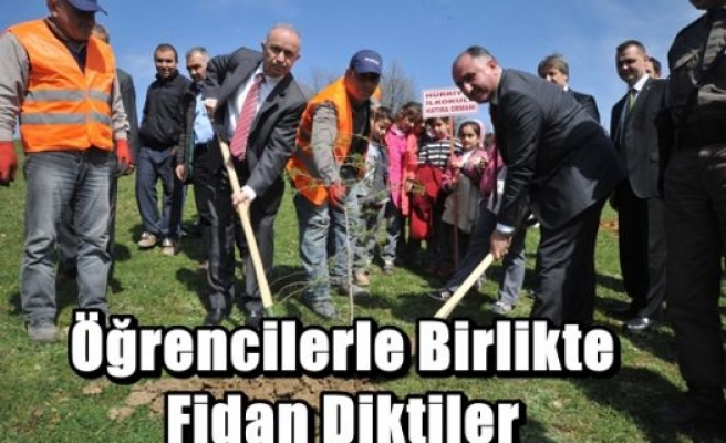 Öğrencilerle Birlikte Fidan Diktiler