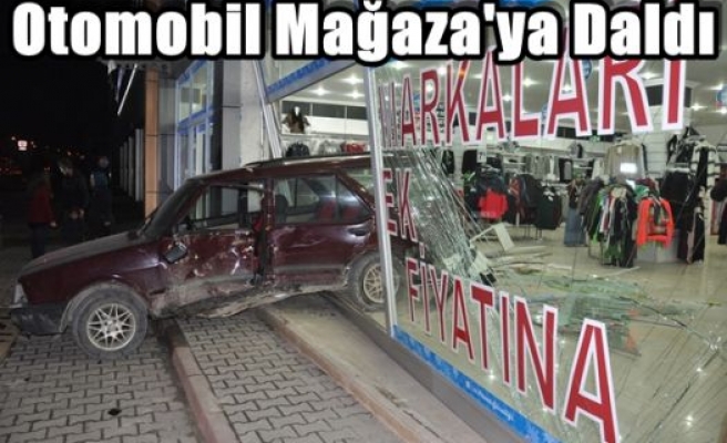 Otomobil Mağaza'ya Daldı