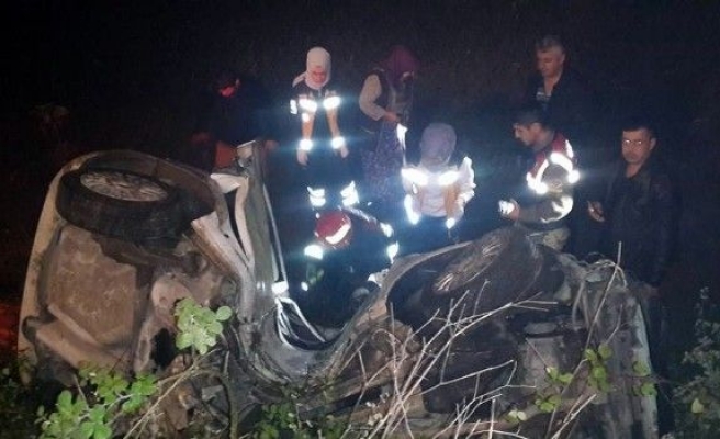 Otomobil yol kenarındaki direğe çarptı: 2 ölü