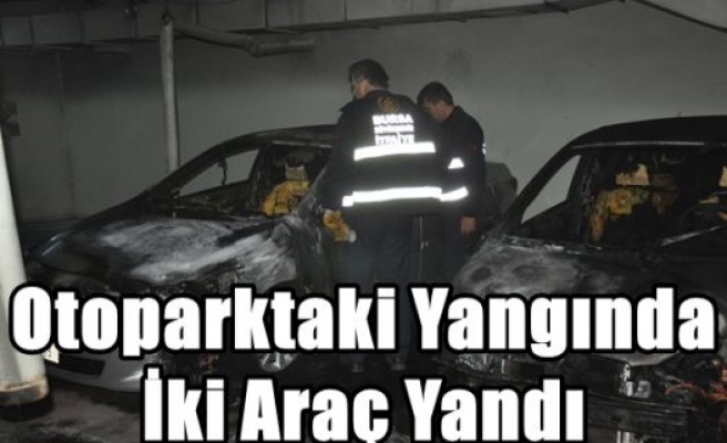 Otoparktaki Yangında İki Araç Yandı