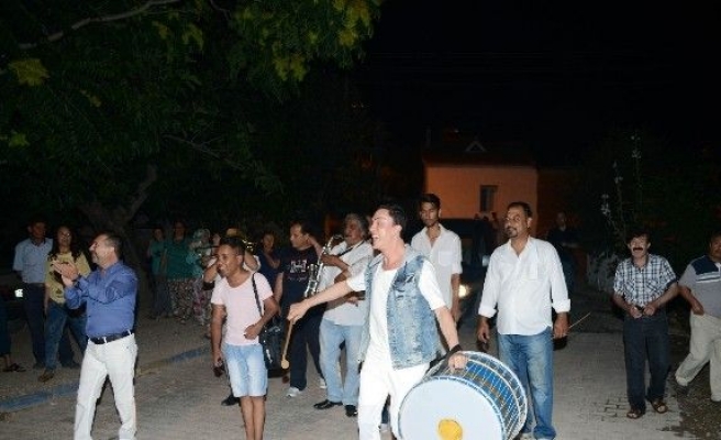  Sahura Orkestra Eşliğinde Kalktılar