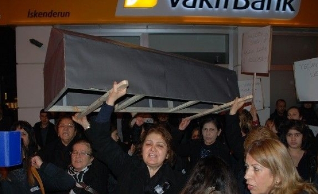 Özgecan Aslan Cinayetini Siyah Tabutla Protesto Ettiler