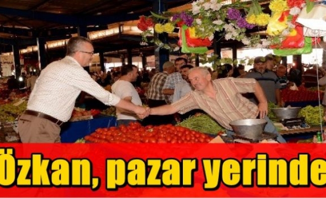 Özkan, pazar yerinde