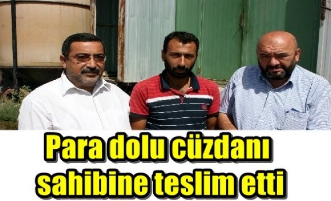 Para dolu cüzdanı sahibine teslim etti