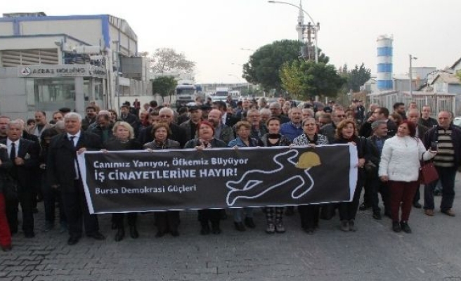 Patlamanın olduğu fabrikanın önünde protesto