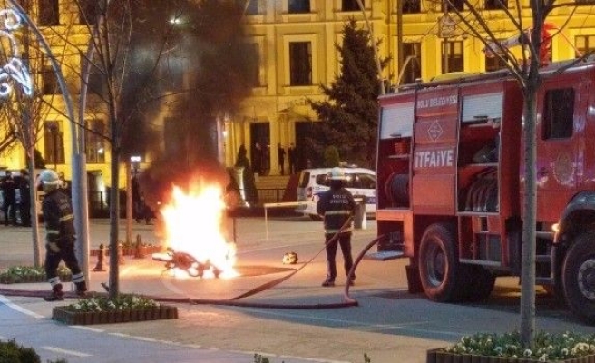 Polise Kızdı, Motosikletini Yaktı