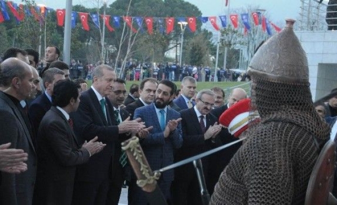 Romanlardan Erdoğan’a “Yüzyılın Devlet Adamı“ Ödülü