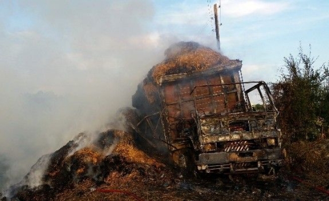 Saman Yüklü Kamyon Kül Oldu