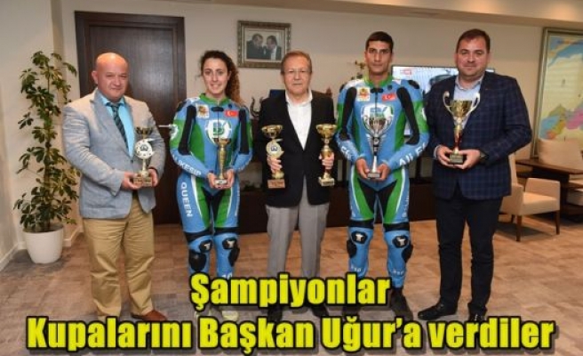 Şampiyonlar kupalarını Başkan Uğur’a verdiler