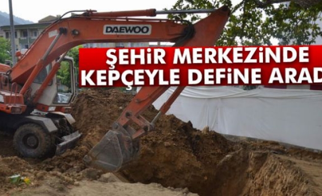 Şehir merkezinde kepçeyle define aradı